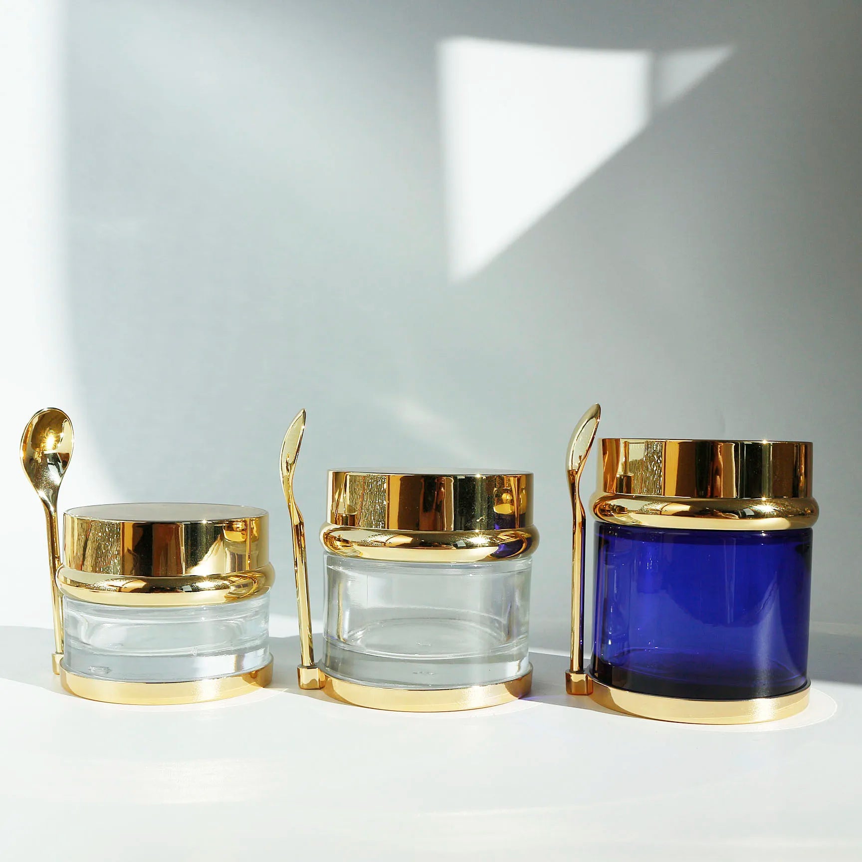 Luxury Transparent Blue Round 30g 50g 80g Glass Cosmetic Face Cream Jars With Gold Lids Spoon - 图片 3