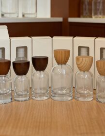 Luxury 50ml Glass Perfume Bottle Packaging Box Set Refillable Round with Matte Engraving Natural Wood Lid