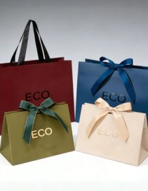 Eco-friendly Biodegradable Luxury Gift Bag with Handle Ribbon Custom Printed Paper Bag for Clothing Retail Packaging Promotion