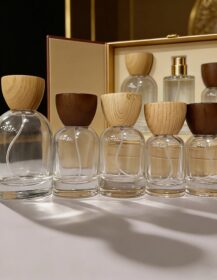 High Quality Custom Label Cosmetics 30ml 50ml 100ml Round Empty Glass Perfume Spray Bottles with Wooden Cap