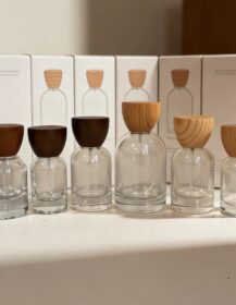 30ml 50ml 100ml Empty Refillable Round Glass Perfume Bottle with Natural Wood Lid Glass Spray Bottle for Brand