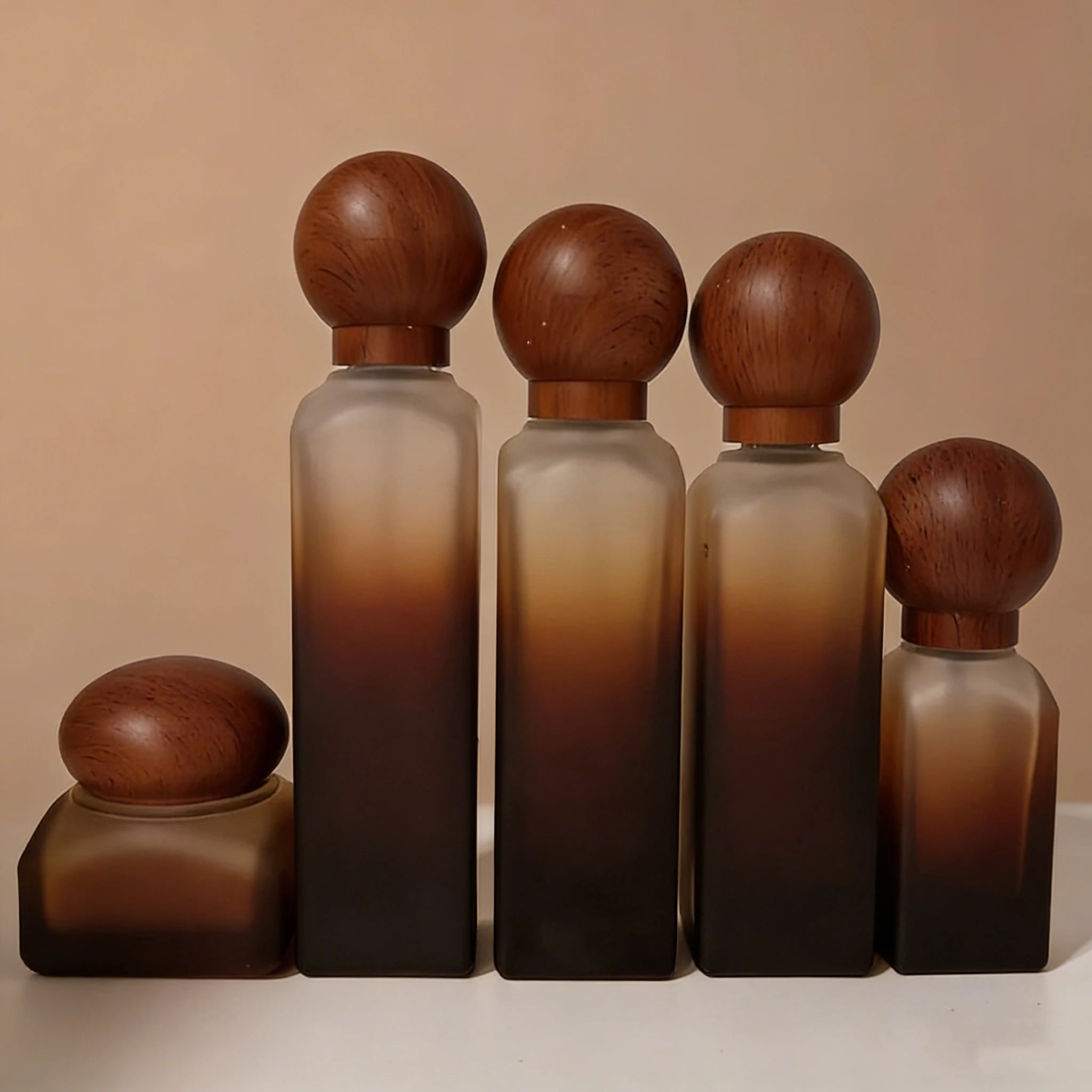 Empty Luxury Amber Round Glass Lotion Serum Pump Bottle with Matte Finish and Silk Screen Printing for Skincare Packaging - 图片 5