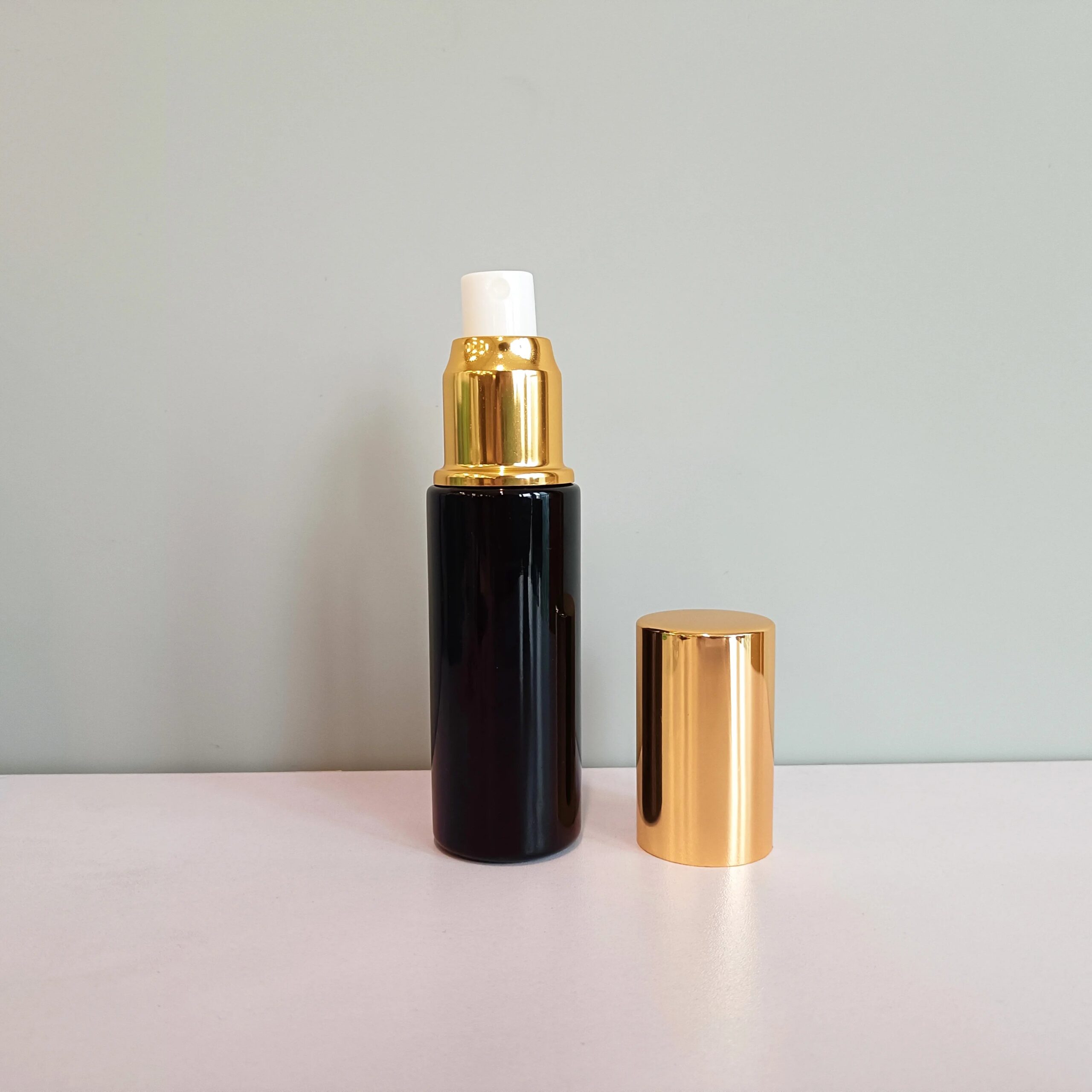 High End 30ml 50ml Black Glass Cosmetic Oil Spray Bottle with Gold Mist Sprayer for Perfume Essential Oil Container
