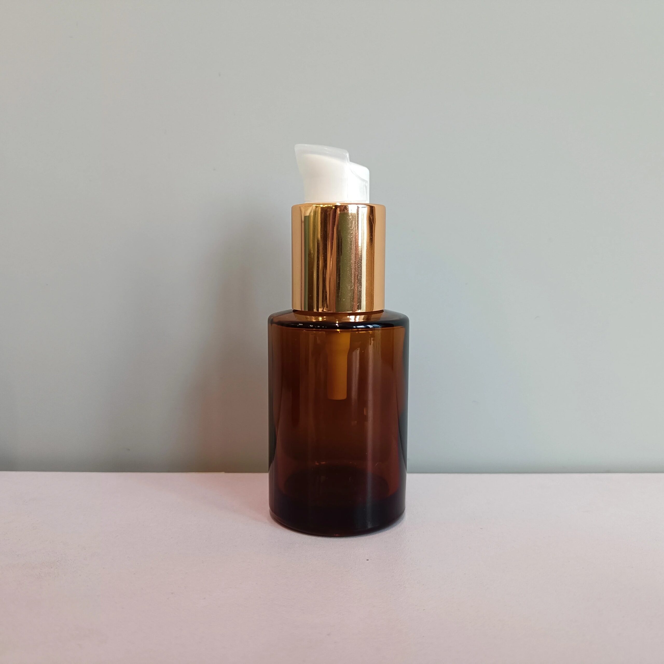 Empty Round 30ml 1oz Amber Glass Lotion Pump Bottle for Essential Oil Hair Oil with Gold Pump