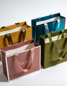 Eco Recyclable Classic Paperboard Gift Packaging Shopping Bag for Clothing Store Retail Gift Wrapping Coffee Packaging 88J