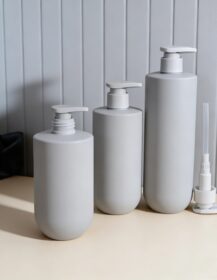 Wholesale 500ml Matte White Lotion Bottle 250ml HDPE Shampoo Bottle 300ml Plastic Shower Gel Bottle Lotion Pump Silk Screen Logo