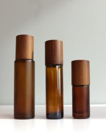 Empty Refillable Cosmetic 10ml Amber Essential Oil Roller Glass Bottles with Woodd Lid
