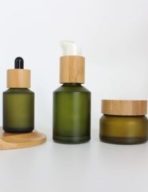 1oz 2oz 4oz Slanted Shoulder Bamboo Cap Frosted Green Glass Lotion Packaging Bottle with Lotion Pump for Skin Care