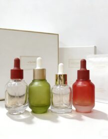 Wholesale 1oz Glass Essential Oil Serum Dropper Essence 30ml Glass Bottle with Dropper Lid for Cosmetic Packaging