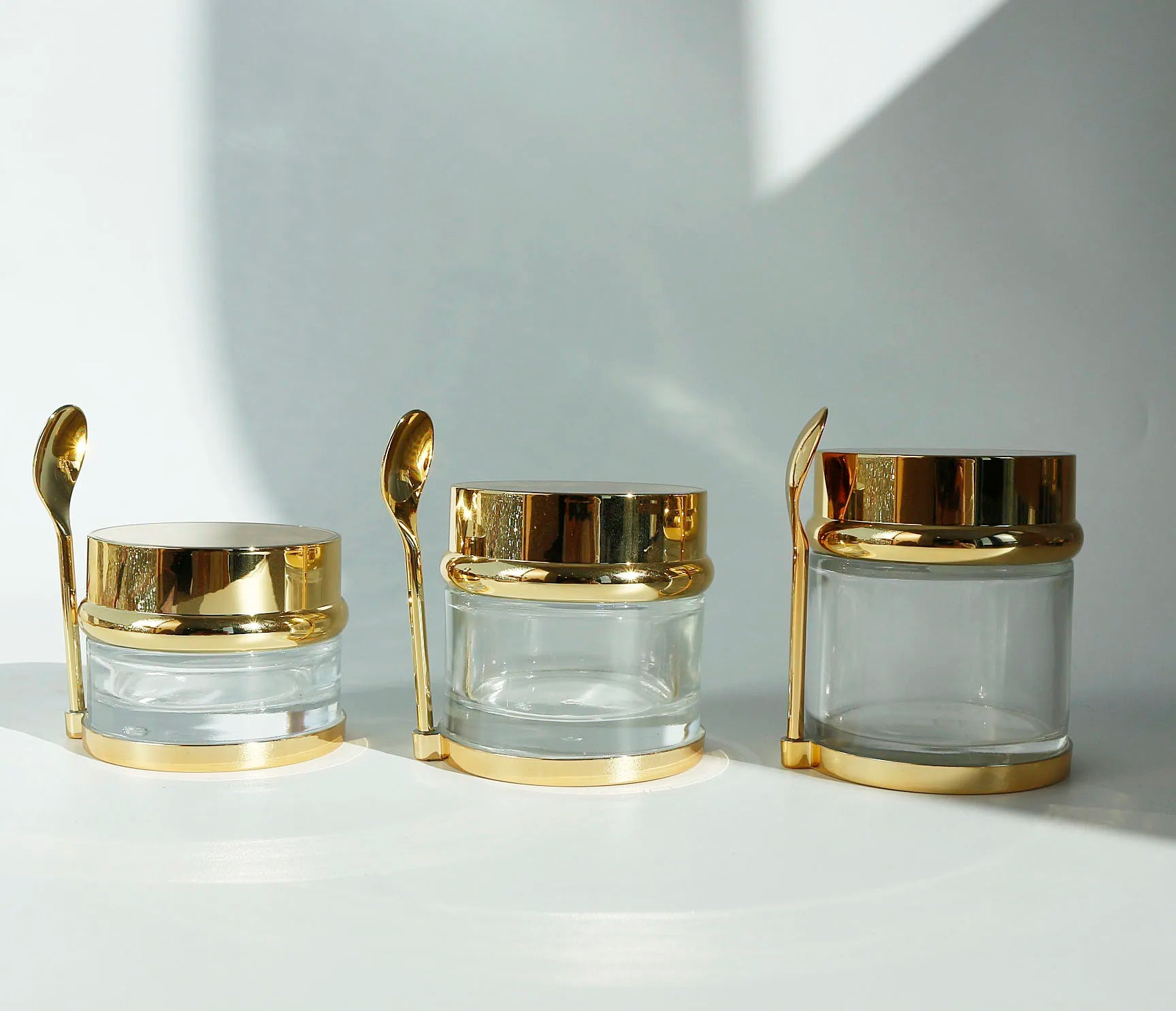 Luxury Transparent Blue Round 30g 50g 80g Glass Cosmetic Face Cream Jars With Gold Lids Spoon - 图片 5